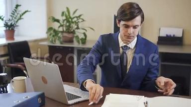 年轻的<strong>创业</strong>主管在办公室里的笔记本电脑上工作。
